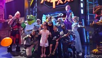 Acara parade diakhiri dengan sesi foto bersama pengunjung. Sesi foto dilakukan di masing-masing wahana. 