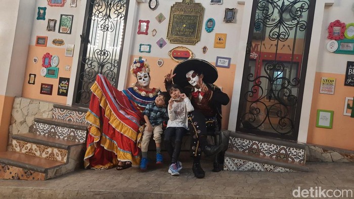 Kemeriahan Parade Karnaval di Trans Studio Cibubur Trans Studio Cibubur baru saja merayakan ulang tahunnya yang ketiga, tepatnya pada tanggal 10 Juli 2022. Dalam perayaannya, Trans Studio Cibubur mengadakan parade tokoh-tokoh dari berbagai wahana yang ada. Parade ini bertemakan 'The World of Imagination'. Dimeriahkan oleh empat tema besar, yaitu keluarga kerajaan yang elegan, petualangan bertemu dinosaurus dari Jurassic Island, penari dan pemusik khas Meksiko yang menawan, hingga bertemu para alien dari dunia futuristik βSci-fiβ.