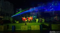 Selain melakukan pawai di sepanjang area Trans Studio Cibubur, parade ini juga menampilkan sebuah drama di akhir rute. 