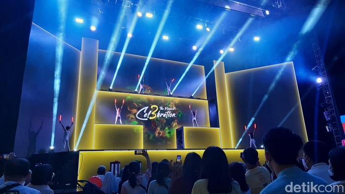 Kemilau Pertunjukan Musikal HUT Trans Studio Cibubur Trans Studio Cibubur merayakan ulang tahunnya yang ketiga pada 10 Juli 2022. Trans Studio Cibubur mengadakan pertunjukan spesial bertajuk 'The Magical Cel3bration'. Pertunjukan ini diadakan di Amphitheater Trans Studio Cibubur. Pertunjukan spektakuler ini diisi oleh pertunjukan musikal. Menampilkan tiga penyanyi yang membawakan berbagai lagu populer. Pertunjukan ini juga dilengkapi dengan berbagai atraksi menarik. Seperti tarian dengan kostum glow in the dark. Kemudian ada pula atraksi akrobat udara dengan hoop dan kain. Hingga atraksi penari api.