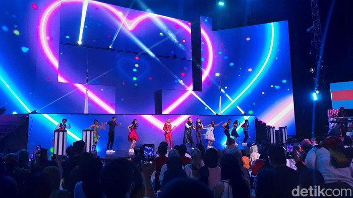 Kemilau Pertunjukan Musikal HUT Trans Studio Cibubur Trans Studio Cibubur merayakan ulang tahunnya yang ketiga pada 10 Juli 2022. Trans Studio Cibubur mengadakan pertunjukan spesial bertajuk 'The Magical Cel3bration'. Pertunjukan ini diadakan di Amphitheater Trans Studio Cibubur. Pertunjukan spektakuler ini diisi oleh pertunjukan musikal. Menampilkan tiga penyanyi yang membawakan berbagai lagu populer. Pertunjukan ini juga dilengkapi dengan berbagai atraksi menarik. Seperti tarian dengan kostum glow in the dark. Kemudian ada pula atraksi akrobat udara dengan hoop dan kain. Hingga atraksi penari api.