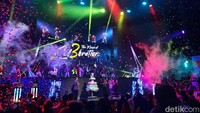 Special show ini kemudian ditutup dengan peniupan lilin ulang tahun oleh jajaran direksi Trans Studio Cibubur. 