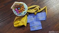 Selain cupcake, pengunjung juga berkesempatan untuk mendapatkan aneka hadiah yang dapat ditemukan di kertas dalam balon-balon. Hadiah yang diberikan cukup beragam, mulai dari merchandise Allo Bank hingga tiket masuk ke Trans Studio di berbagai daerah.
