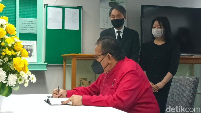 Ketua DPRD Sumut Baskami Ginting mengisi buku ucapan duka cita untuk Shinzo Abe.