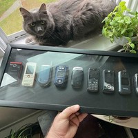 Dibuang sayang, pria ini menyimpan seluruh ponsel yang pernah dia pakai. Dari ponsel pertama hingga terbaru. Bahkan koleksi ponselnya ditata dan dibingkai untuk jadi pajangan. Foto: Dok. Reddit