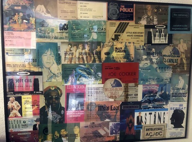 Setiap konser musik selalu dianggap jadi pengalaman berharga oleh pria ini. Dia pun mengoleksi tiket konser yang pernah didatangi dan memajangnya dalam bingkai. Foto: Dok. Reddit