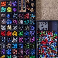 Pengguna Reddit ini gemar mengoleksi dadu dengan berbagai variasi bentuk dan warna. Mulai dari yang berbahan plastik, kayu hingga batu. Foto: Dok. Reddit