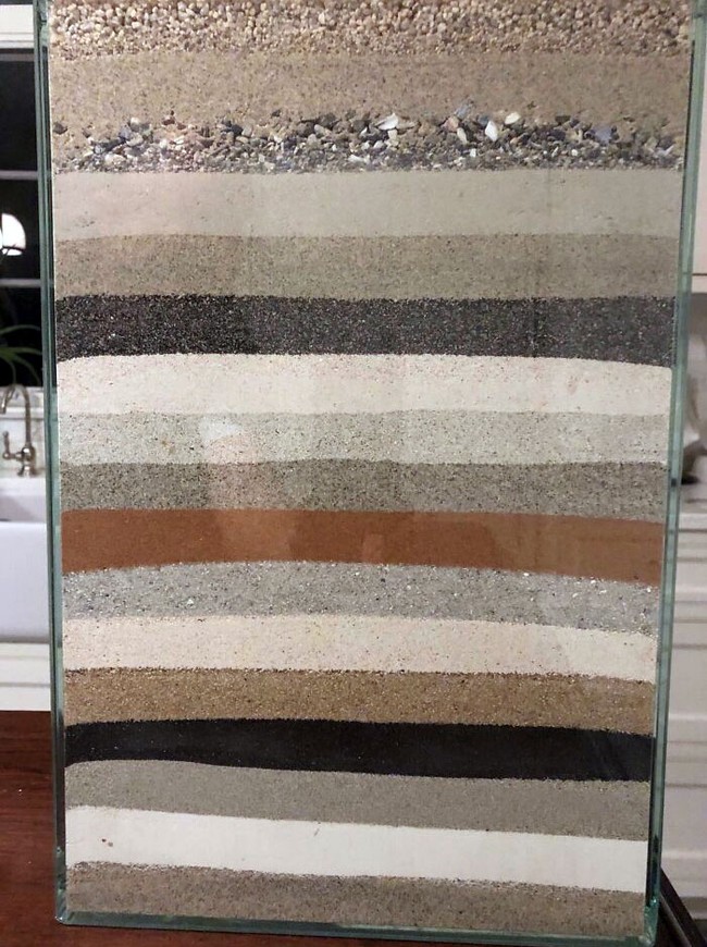 Netizen ini selalu membawa pulang pasir dari pantai yang pernah dikunjunginya. Selama tiga tahun menggeluti hobinya itu, ini dia hasil koleksinya. Foto: Dok. Reddit