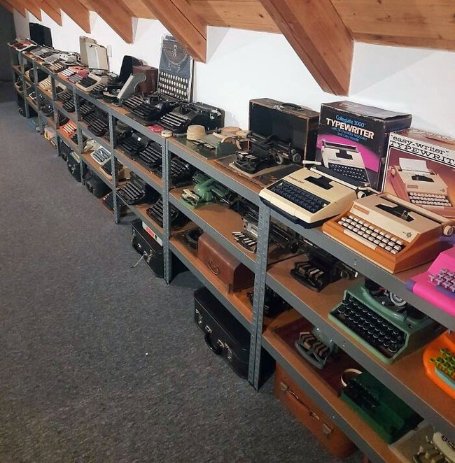 Dua atau tiga mesin tik mungkin masih wajar. Tapi puluhan mesin tik? Orang ini sudah jelas sangat terobsesi dengan mesin jadul ini. Foto: Dok. Reddit