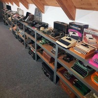 Dua atau tiga mesin tik mungkin masih wajar. Tapi puluhan mesin tik? Orang ini sudah jelas sangat terobsesi dengan mesin jadul ini. Foto: Dok. Reddit