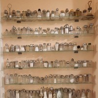 Terobsesi wadah garam dan merica, netizen ini kini punya koleksi hingga selemari penuh. Foto: Dok. Reddit