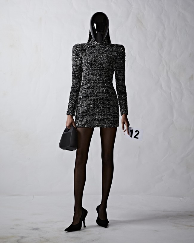 Demna Gvasalia mempersembahkan koleksi haute couture ke-51 Balenciaga, Rabu (6/7/2022), dalam rangkaian Haute Couture Paris Fashion Week. Para model tampak mengenakan face shield hitam pekat yang membungkus bagian depan kepala. Untuk membuat face shield tersebut, Demna menggandeng Mercedes-AMG F1 Applied Science, salah satu divisi Mercedes-Benz Grand Prix Ltd. Foto: dok. Balenciaga.