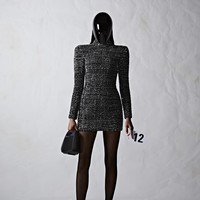 Demna Gvasalia mempersembahkan koleksi haute couture ke-51 Balenciaga, Rabu (6/7/2022), dalam rangkaian Haute Couture Paris Fashion Week. Para model tampak mengenakan face shield hitam pekat yang membungkus bagian depan kepala. Untuk membuat face shield tersebut, Demna menggandeng Mercedes-AMG F1 Applied Science, salah satu divisi Mercedes-Benz Grand Prix Ltd. Foto: dok. Balenciaga.