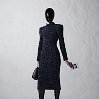 Demna Gvasalia mempersembahkan koleksi haute couture ke-51 Balenciaga, Rabu (6/7/2022), dalam rangkaian Haute Couture Paris Fashion Week. Para model tampak mengenakan face shield hitam pekat yang membungkus bagian depan kepala. Untuk membuat face shield tersebut, Demna menggandeng Mercedes-AMG F1 Applied Science, salah satu divisi Mercedes-Benz Grand Prix Ltd. Foto: dok. Balenciaga.