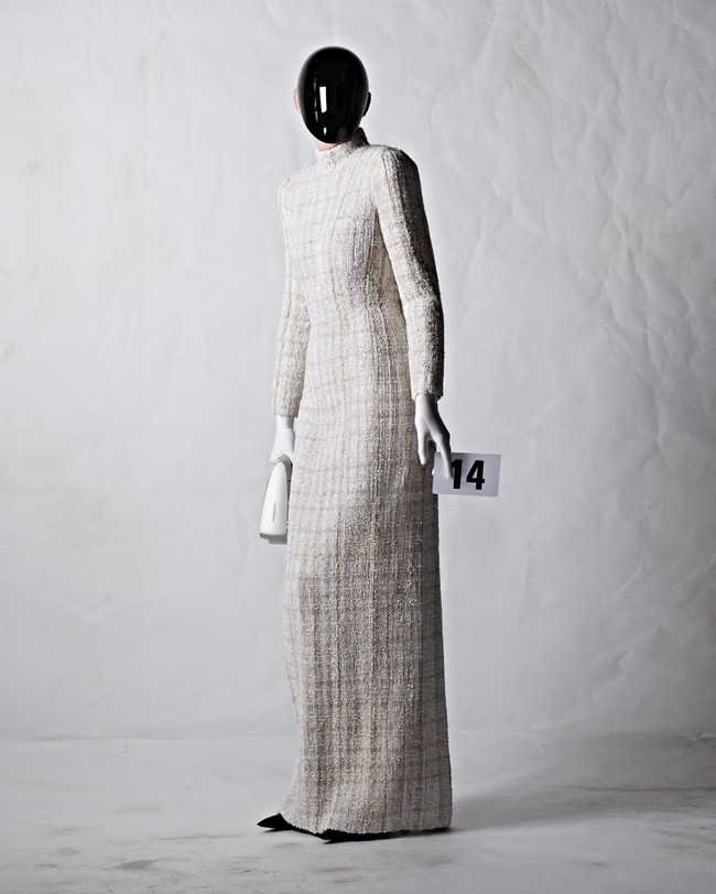 Demna Gvasalia mempersembahkan koleksi haute couture ke-51 Balenciaga, Rabu (6/7/2022), dalam rangkaian Haute Couture Paris Fashion Week. Para model tampak mengenakan face shield hitam pekat yang membungkus bagian depan kepala. Untuk membuat face shield tersebut, Demna menggandeng Mercedes-AMG F1 Applied Science, salah satu divisi Mercedes-Benz Grand Prix Ltd. Foto: dok. Balenciaga.