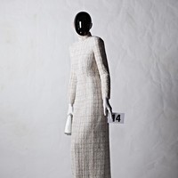 Demna Gvasalia mempersembahkan koleksi haute couture ke-51 Balenciaga, Rabu (6/7/2022), dalam rangkaian Haute Couture Paris Fashion Week. Para model tampak mengenakan face shield hitam pekat yang membungkus bagian depan kepala. Untuk membuat face shield tersebut, Demna menggandeng Mercedes-AMG F1 Applied Science, salah satu divisi Mercedes-Benz Grand Prix Ltd. Foto: dok. Balenciaga.