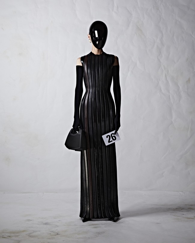 Demna Gvasalia mempersembahkan koleksi haute couture ke-51 Balenciaga, Rabu (6/7/2022), dalam rangkaian Haute Couture Paris Fashion Week. Para model tampak mengenakan face shield hitam pekat yang membungkus bagian depan kepala. Untuk membuat face shield tersebut, Demna menggandeng Mercedes-AMG F1 Applied Science, salah satu divisi Mercedes-Benz Grand Prix Ltd. Foto: dok. Balenciaga.