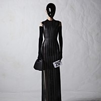 Demna Gvasalia mempersembahkan koleksi haute couture ke-51 Balenciaga, Rabu (6/7/2022), dalam rangkaian Haute Couture Paris Fashion Week. Para model tampak mengenakan face shield hitam pekat yang membungkus bagian depan kepala. Untuk membuat face shield tersebut, Demna menggandeng Mercedes-AMG F1 Applied Science, salah satu divisi Mercedes-Benz Grand Prix Ltd. Foto: dok. Balenciaga.
