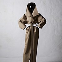 Demna Gvasalia mempersembahkan koleksi haute couture ke-51 Balenciaga, Rabu (6/7/2022), dalam rangkaian Haute Couture Paris Fashion Week. Para model tampak mengenakan face shield hitam pekat yang membungkus bagian depan kepala. Untuk membuat face shield tersebut, Demna menggandeng Mercedes-AMG F1 Applied Science, salah satu divisi Mercedes-Benz Grand Prix Ltd. Foto: dok. Balenciaga.