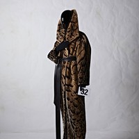 Demna Gvasalia mempersembahkan koleksi haute couture ke-51 Balenciaga, Rabu (6/7/2022), dalam rangkaian Haute Couture Paris Fashion Week. Para model tampak mengenakan face shield hitam pekat yang membungkus bagian depan kepala. Untuk membuat face shield tersebut, Demna menggandeng Mercedes-AMG F1 Applied Science, salah satu divisi Mercedes-Benz Grand Prix Ltd. Foto: dok. Balenciaga.