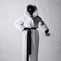 Demna Gvasalia mempersembahkan koleksi haute couture ke-51 Balenciaga, Rabu (6/7/2022), dalam rangkaian Haute Couture Paris Fashion Week. Para model tampak mengenakan face shield hitam pekat yang membungkus bagian depan kepala. Untuk membuat face shield tersebut, Demna menggandeng Mercedes-AMG F1 Applied Science, salah satu divisi Mercedes-Benz Grand Prix Ltd.Foto: dok. Balenciaga.