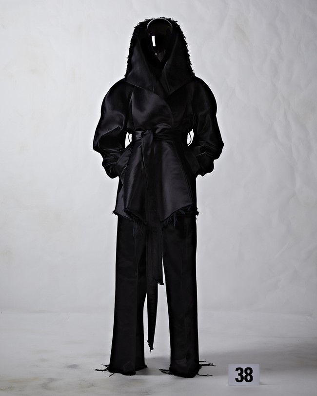 Demna Gvasalia mempersembahkan koleksi haute couture ke-51 Balenciaga, Rabu (6/7/2022), dalam rangkaian Haute Couture Paris Fashion Week. Para model tampak mengenakan face shield hitam pekat yang membungkus bagian depan kepala. Untuk membuat face shield tersebut, Demna menggandeng Mercedes-AMG F1 Applied Science, salah satu divisi Mercedes-Benz Grand Prix Ltd. Foto: dok. Balenciaga.
