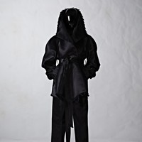 Demna Gvasalia mempersembahkan koleksi haute couture ke-51 Balenciaga, Rabu (6/7/2022), dalam rangkaian Haute Couture Paris Fashion Week. Para model tampak mengenakan face shield hitam pekat yang membungkus bagian depan kepala. Untuk membuat face shield tersebut, Demna menggandeng Mercedes-AMG F1 Applied Science, salah satu divisi Mercedes-Benz Grand Prix Ltd. Foto: dok. Balenciaga.