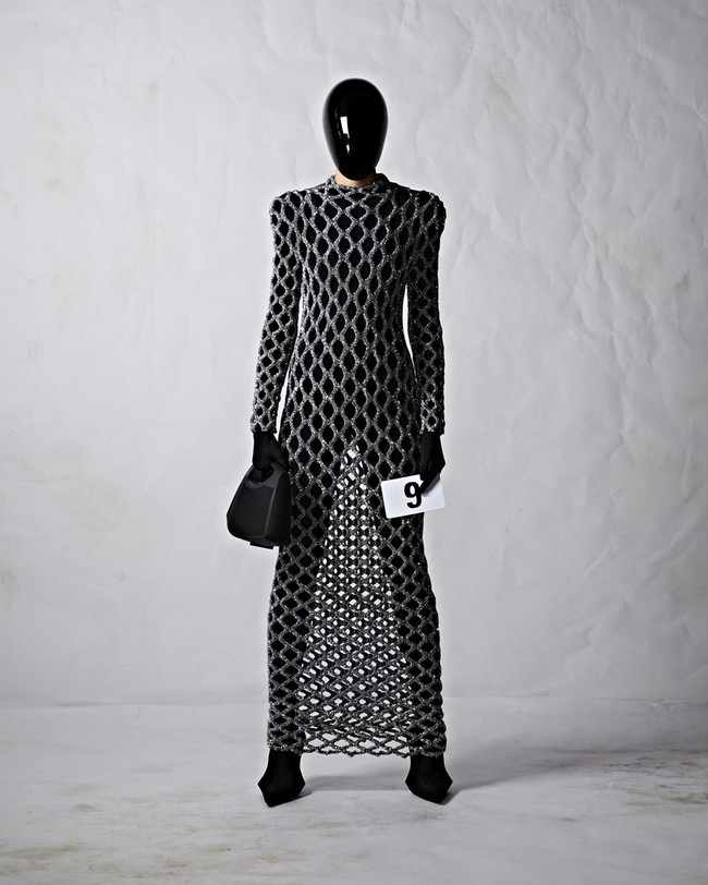 Demna Gvasalia mempersembahkan koleksi haute couture ke-51 Balenciaga, Rabu (6/7/2022), dalam rangkaian Haute Couture Paris Fashion Week. Para model tampak mengenakan face shield hitam pekat yang membungkus bagian depan kepala. Untuk membuat face shield tersebut, Demna menggandeng Mercedes-AMG F1 Applied Science, salah satu divisi Mercedes-Benz Grand Prix Ltd. Foto: dok. Balenciaga.
