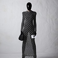 Demna Gvasalia mempersembahkan koleksi haute couture ke-51 Balenciaga, Rabu (6/7/2022), dalam rangkaian Haute Couture Paris Fashion Week. Para model tampak mengenakan face shield hitam pekat yang membungkus bagian depan kepala. Untuk membuat face shield tersebut, Demna menggandeng Mercedes-AMG F1 Applied Science, salah satu divisi Mercedes-Benz Grand Prix Ltd. Foto: dok. Balenciaga.