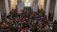 Kondisi Sri Lanka sedang bergejolak. Negara kepulauan yang terletak di pesisir tenggara India itu sedang dilanda krisis ekonomi. Kondisi ini membuat demonstran di negara itu turun ke jalan hingga melakukan invasi ke rumah Presiden Sri Lanka.  