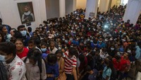 Di hari kedua penyerbuan, demonstran masih memadati rumah Presiden Sri Lanka, Gotabaya Rajapaksa.  