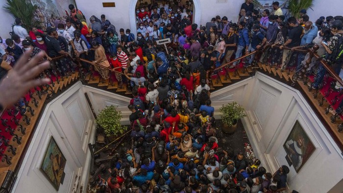 Demonstrators protest inside the Presidents House premises, after President Gotabaya Rajapaksa fled, amid the countrys economic crisis, in Colombo, Sri Lanka, July 9, 2022. REUTERS/Dinuka Liyanawatte