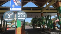 Koordinator TPR Parangtritis Rokhmad Ridwanto mengatakan pihak Dinas Pariwisata Bantul telah mendatangi lokasi untuk mengecek kerusakan akibat kecelakaan tunggal itu. Foto: Pradito Rida Pertana/detikJateng