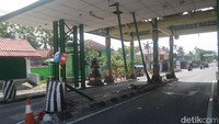 Selain itu bagian atap TPR juga rusak akibat tiang besinya bengkok. Foto: Pradito Rida Pertana/detikJateng