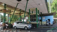 Tampak dua tiang besi di TPR Parangtritis bengkok bahkan salah satunya patah pada bagian bawah. Foto: Pradito Rida Pertana/detikJateng