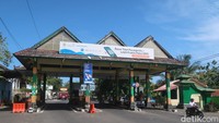 Ya meski rusak kegiatan terkait pungutan retribusi terhadap wisatawan tetap berlangsung seperti biasa, kata Rokhmad. Foto: Pradito Rida Pertana/detikJateng