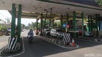 Rokhmad menyebut kerusakan TPR pada tiang, atap, dan kursi. Meski demikian Rokhmad mengaku kegiatan di TPR Parangtritis tetap berjalan seperti biasa. Foto: Pradito Rida Pertana/detikJateng