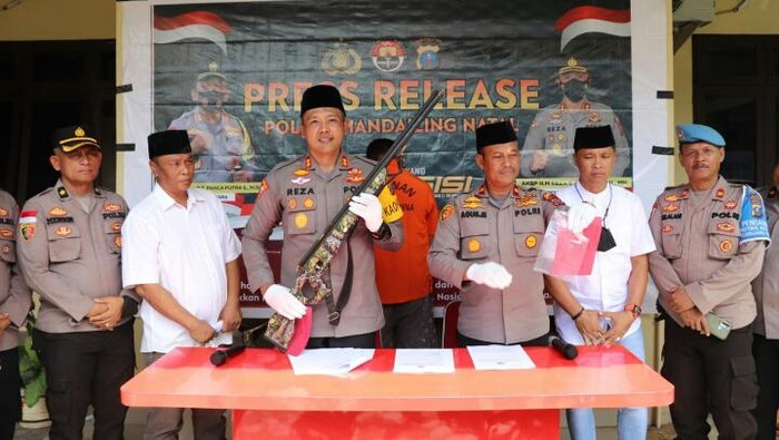 Konferensi pers kasus penembakan di Mandailing Natal