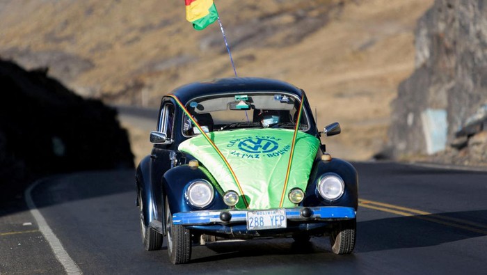 Konvoi VW Kodok Saat Peringatan Setop Produksi Bolivian enthusiasts of the Volkswagen Beetle celebrate the anniversary of production of the last car of this model in 2019, by driving in a convoy through Cordillera Real mountain range towards the Amazon, outside La Paz, Bolivia July 9, 2022. REUTERS/Manuel Claure REFILE - CORRECTING INFORMATION
