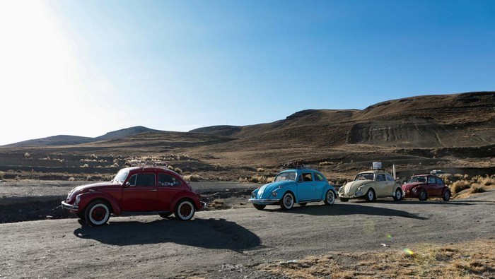 Konvoi VW Kodok Saat Peringatan Setop Produksi Bolivian enthusiasts of the Volkswagen Beetle celebrate the anniversary of production of the last car of this model in 2019, by driving in a convoy through Cordillera Real mountain range towards the Amazon, outside La Paz, Bolivia July 9, 2022. REUTERS/Manuel Claure REFILE - CORRECTING INFORMATION