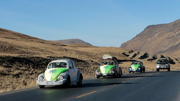 Konvoi VW Kodok Saat Peringatan Setop Produksi Bolivian enthusiasts of the Volkswagen Beetle celebrate the anniversary of production of the last car of this model in 2019, by driving in a convoy through Cordillera Real mountain range towards the Amazon, outside La Paz, Bolivia July 9, 2022. REUTERS/Manuel Claure REFILE - CORRECTING INFORMATION