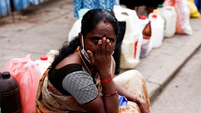 Krisis Sri Lanka, kehidupan yang penuh kesehihan di negara bangkrut: Makan dengan lauk sambal kelapa, listrik mati berjam-jam, antre berhari-hari untuk beli BBM
