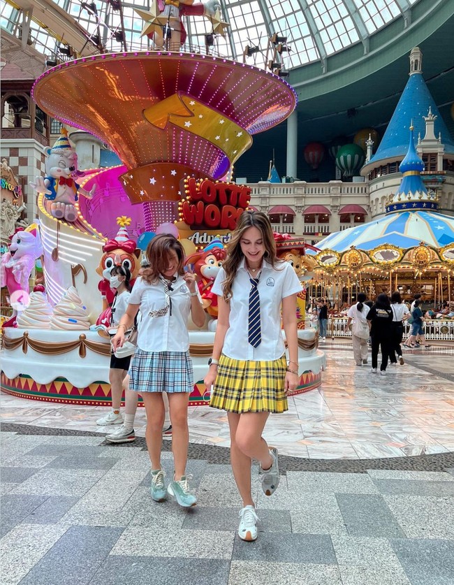 Bersama sahabatnya, Luna Maya berpose mengenakan seragam kemeja putih dan rok kotak-kotak berwarna kuning. Luna kemudian melengkapi penampilannya dengan dasi berwarna senada dan sepatu kets putih. Foto: Instagram/@lunamaya
