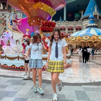 Bersama sahabatnya, Luna Maya berpose mengenakan seragam kemeja putih dan rok kotak-kotak berwarna kuning. Luna kemudian melengkapi penampilannya dengan dasi berwarna senada dan sepatu kets putih. Foto: Instagram/@lunamaya