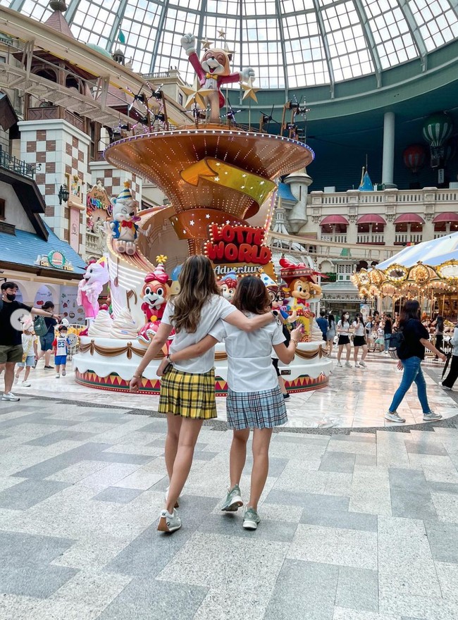 Mengenakan seragam ala siswi Korea, penampilan Luna Maya dari belakang terlihat seperti anak ABG. Ditambah dengan rambut panjangnya yang dibiarkan terurai, Luna Maya terlihat kian mempesona. Foto: Instagram/@lunamaya