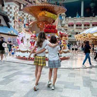 Mengenakan seragam ala siswi Korea, penampilan Luna Maya dari belakang terlihat seperti anak ABG. Ditambah dengan rambut panjangnya yang dibiarkan terurai, Luna Maya terlihat kian mempesona. Foto: Instagram/@lunamaya
