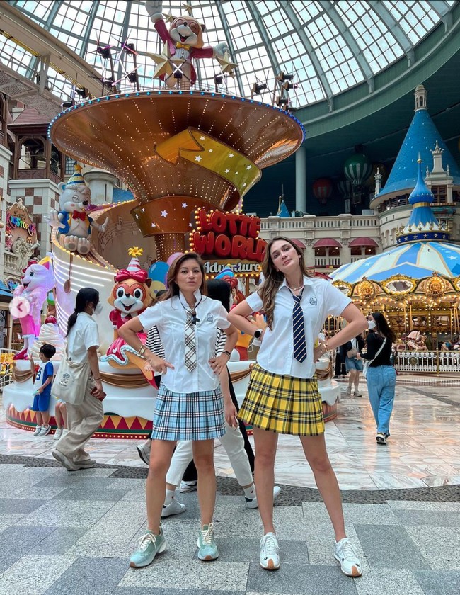 Luna Maya memang dikenal sebagai salah satu artis Indonesia yang hobby travelling. Sebelum bertolak ke Korea Selatan, Luna Maya sempat mengunjungi Amsterdam dan Paris. Foto: Instagram/@lunamaya