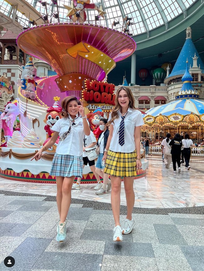 Melalui akun Instagramnya, Luna Maya tampak membagikan foto-foto liburannya di Korea Selatan. Ketika mengunjungi Lotte World di Seoul, Luna Maya terlihat mengenakan seragam sekolah ala siswi Korea. Foto: Instagram/@lunamaya