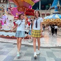 Melalui akun Instagramnya, Luna Maya tampak membagikan foto-foto liburannya di Korea Selatan. Ketika mengunjungi Lotte World di Seoul, Luna Maya terlihat mengenakan seragam sekolah ala siswi Korea. Foto: Instagram/@lunamaya