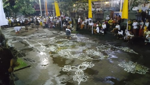 Krama Desa Adat Bugbug saat menggambar wongwongan yamaraja